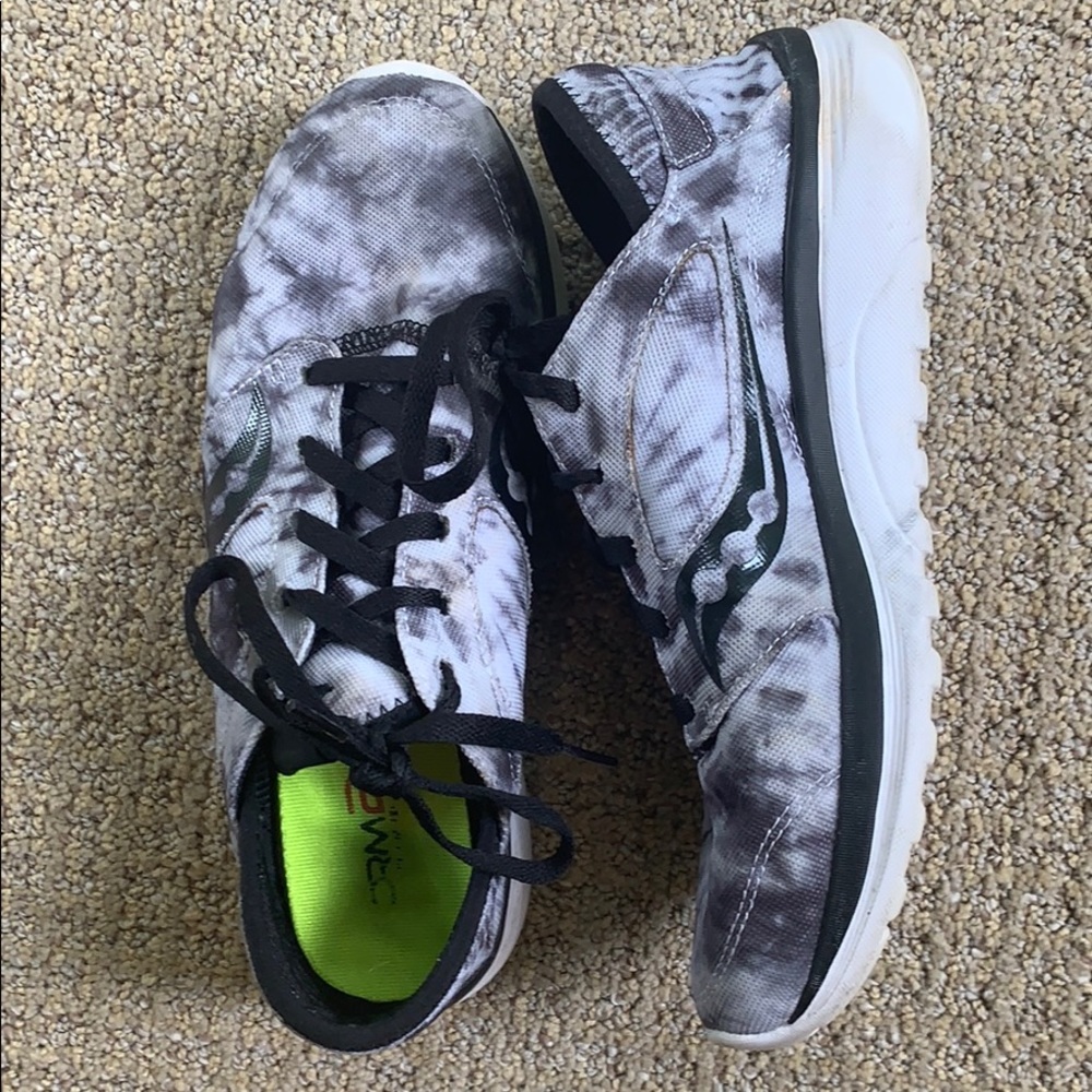Saucony tie dye kineta relay series size 8.5